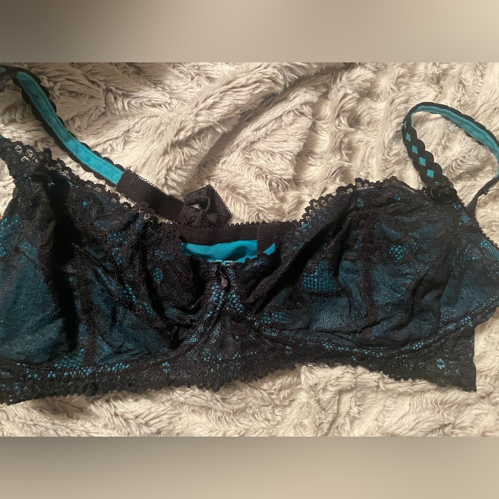 EUC Torrid turquoise lace bra, beautiful feminine detailing, 42DDD